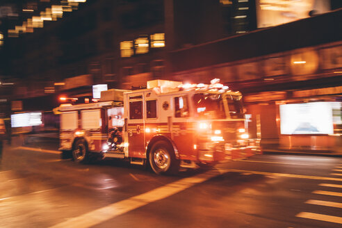 USA, New York City, Feuerwehrauto kommt die Straße entlang - OCMF00095