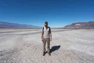 USA, Kalifornien, Death Valley, Mann steht in der Wüste - KKAF02960