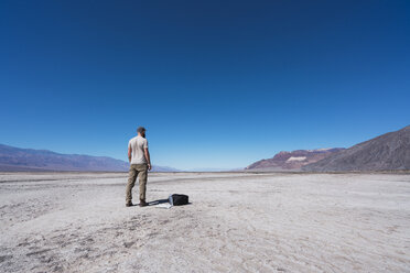USA, Kalifornien, Death Valley, Rückenansicht eines in der Wüste stehenden Mannes - KKAF02966