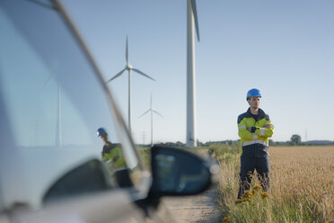 Ingenieur auf einem Feld in einem Windpark - GUSF01306