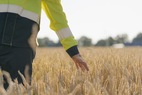 Nahaufnahme eines Mannes in Arbeitsschutzkleidung in einem Feld - GUSF01311