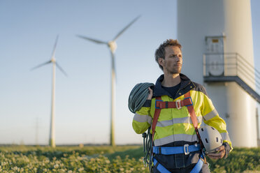 Techniker in einem Windpark mit Kletterausrüstung - GUSF01343