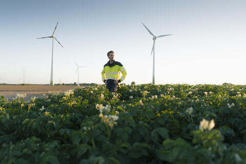 Ingenieur auf einem Feld in einem Windpark, lizenzfreies Stockfoto