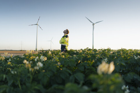 Ingenieur auf einem Feld in einem Windpark - GUSF01353