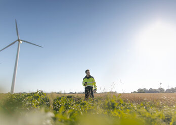 Ingenieur auf einem Feld in einem Windpark - GUSF01366