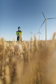 Ingenieur auf einem Feld in einem Windpark - GUSF01369