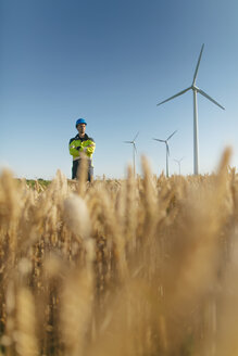 Ingenieur auf einem Feld in einem Windpark - GUSF01370
