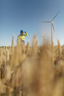 Ingenieur auf einem Feld in einem Windpark - GUSF01371
