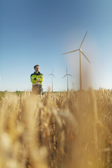 Ingenieur auf einem Feld in einem Windpark - GUSF01372