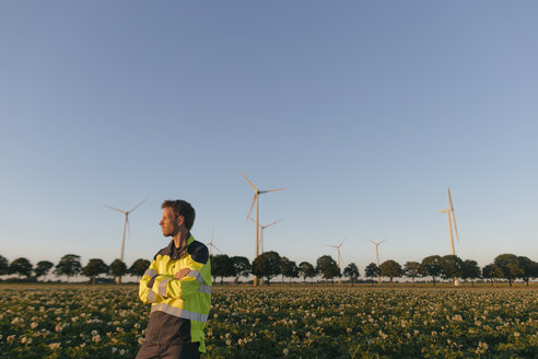 Ingenieur auf einem Feld in einem Windpark - GUSF01377