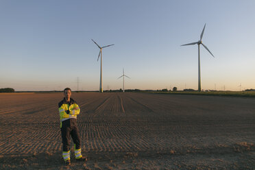 Ingenieur auf einem Feld in einem Windpark - GUSF01378
