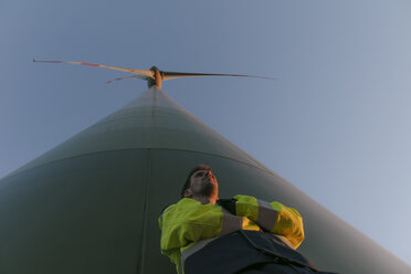 Tiefblick eines Ingenieurs, der an einer Windkraftanlage steht - GUSF01385