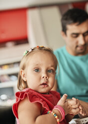 Porträt eines blonden kleinen Mädchens mit ihrem Vater im Hintergrund - ZEDF01741