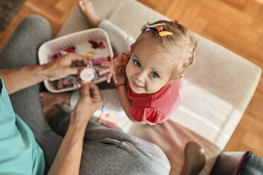 Porträt eines kleinen Mädchens, das zusammen mit seinem Vater zu Hause spielt - ZEDF01743