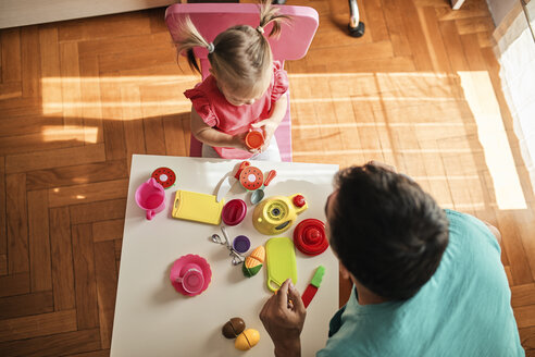 Kleines Mädchen spielt zusammen mit ihrem Vater zu Hause, Ansicht von oben - ZEDF01749