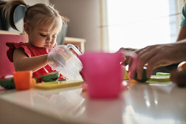 Kleines Mädchen spielt zusammen mit ihrem Vater zu Hause - ZEDF01751