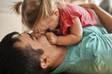 Vater und kleine Tochter kuscheln zu Hause miteinander - ZEDF01762