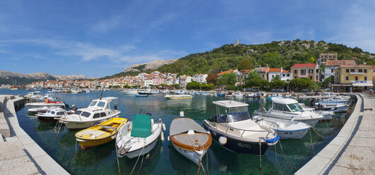 Kroatien, Kvarner-Golf, Baska, Panoramablick auf Boote im Hafen - WWF04423