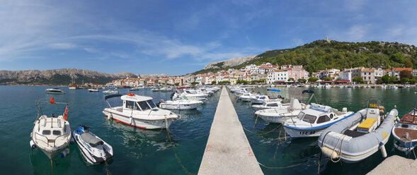 Kroatien, Kvarner-Golf, Baska, Panoramablick auf Boote im Hafen - WWF04424