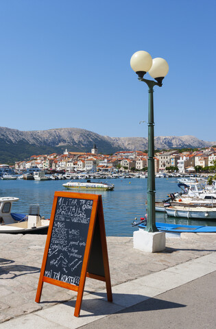Kroatien, Kvarner-Bucht, Baska, Schild eines Restaurants an der Promenade, lizenzfreies Stockfoto