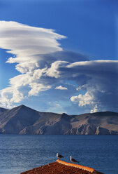 Croatia, Kvarner Gulf, Baska, Clouds and coast, doves on roof - WWF04426