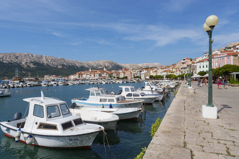 Kroatien, Kvarner Bucht, Baska, Promenade - WWF04428