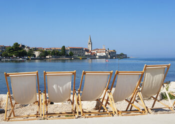 Kroatien, Istrien, Porec, Altstadt, Euphrasius-Basilika, Strandliegen im Vordergrund - WWF04438