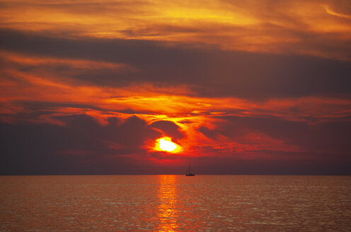 Kroatien, Istrien, Porec, Adriatisches Meer, Segelboot bei Sonnenuntergang - WWF04450