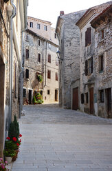 Croatia, Istria, Bale, Old town, empty alley - WWF04466