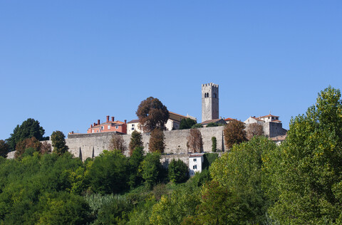 Kroatien, Istrien, Motovun, Altstadt, Stadtmauer und Wehrturm, lizenzfreies Stockfoto