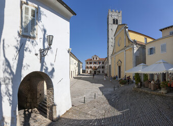 Kroatien, Istrien, Motovun, Altstadt, Hauptplatz Trg Andrea Antico, St. Stefans Kirche - WW04471