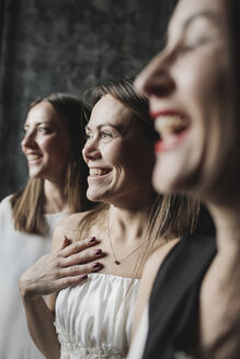 Porträt von drei glücklichen Frauen - KMKF00616