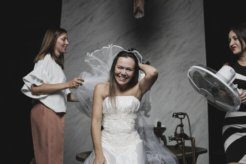 Freundinnen helfen der Braut bei den Vorbereitungen für ihre Hochzeitsfeier - KMKF00618