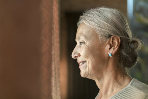 Profil einer lächelnden Seniorin - VGF00123