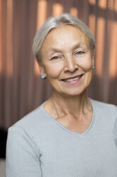 Porträt einer lächelnden älteren Frau - VGF00124