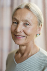 Porträt einer lächelnden älteren Frau - VGF00126