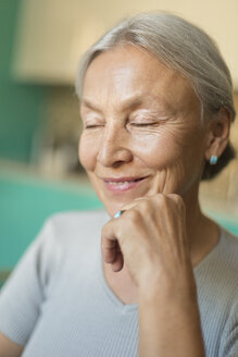 Porträt einer lächelnden älteren Frau mit geschlossenen Augen - VGF00129