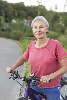 Porträt einer älteren Frau mit Fahrrad - VGF00145