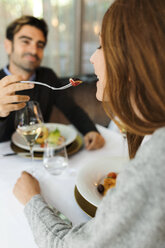 Mann lässt Frau das Essen in einem Restaurant kosten - VABF01685