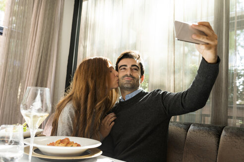 Verliebtes Paar macht ein Selfie in einem Restaurant - VABF01698