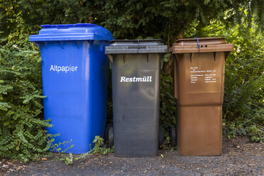 Three different dustbins for waste separation - TCF05961