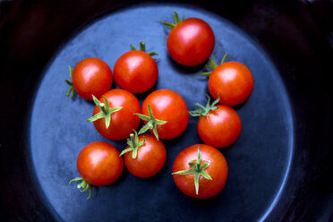 Cherry tomatoes in a blue pan - TCF05962