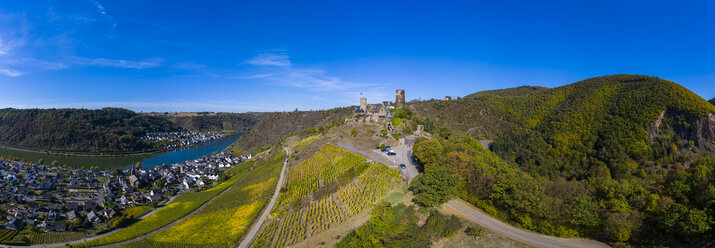 Germany, Rhineland-Palatinate, Mayen-Koblenz, Moselle, town Alken with Thurant Castle, vineyards - AMF06201