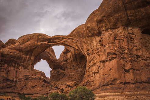 USA, Utah, Natural arch and rock formations at Arches National Park, Double Arch - FCF01635