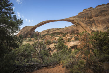 USA, Utah, Arches National Park, Natürlicher Bogen und Felsformationen im Arches National Park, Landschaftsbogen - FCF01637