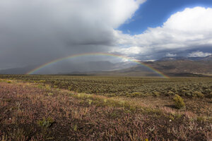 USA, Utah, Landschaft und Regenbogen - FCF01639