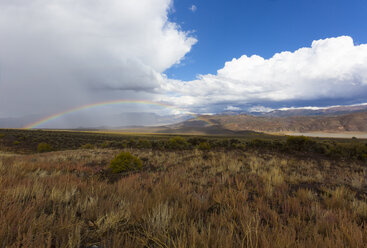 USA, Utah, Landschaft und Regenbogen - FCF01640