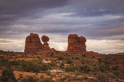 USA, Utah, Rock formations at Arches National Park - FCF01641