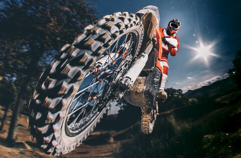 Motocross-Biker springen, lizenzfreies Stockfoto