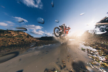 Motocross-Fahrer fährt durch das Wasser und spritzt - OCMF00110